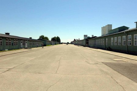 Die KZ-Gedenkstätte Mauthausen muss vorerst leer bleiben, die Gedenkfeiern zur Befreiung vor 75 Jahren wurden ins Web verlegt. Foto: wikimedia/Dnalor 01/cc by sa 3.0