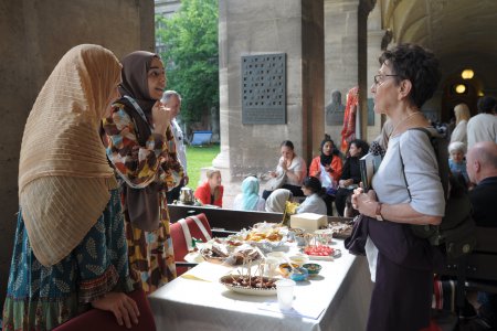 Im Arkadenhof der Universität Wien stellten sich die religiösen Minderheiten und Kulturen vor. Foto: Schomaker