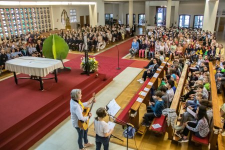 Etwa 500 junge Menschen füllten kurz vor Pfingsten die Don Bosco Kirche in Wien Neuerdberg bei einem kindgerechten ökumenischen Gottesdienst. (Foto: Karl Grohmann)