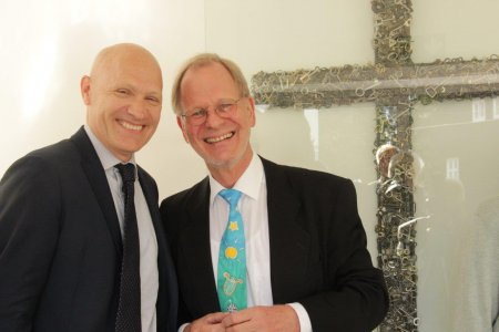 Alles Gute für den Start in die Pension wünschte Superintendent Matthias Geist (links) dem langjährgien Hütteldorfer Pfarrer Hartmut Schlener (rechts). Foto: J. Hitzigrath 