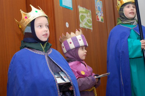 Gruppenfoto: Die Sternsinger-Gruppe aus der Pfarrer Auferstehung Christi im 5. Bezirk.