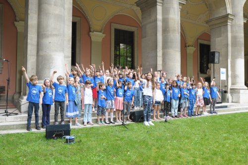 Der Chor der evangelischen Volksschule am Karlsplatz begrüßte die Gäste mit einem mehrsprachigen Willkommenslied.