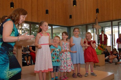 Die Kinder der Gemeinde sangen ein selbst-gedichtetes Lied zum Abschied.
