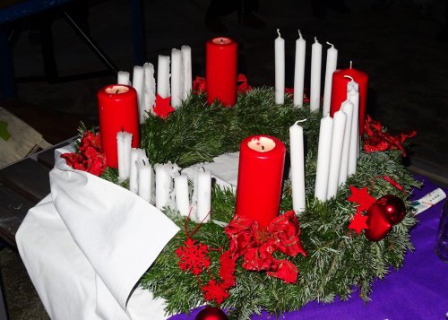 Ein traditioneller Adventkranz nach Johann Hinrich Wichern.
