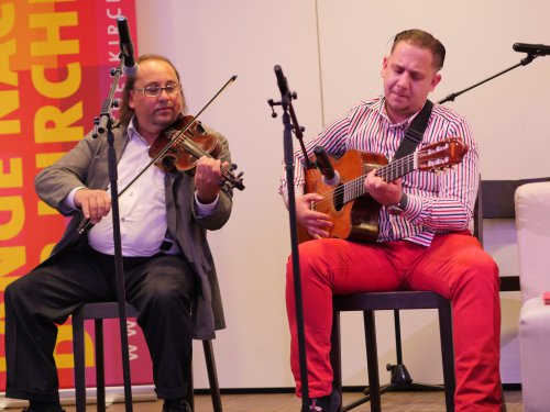 Robi Lakatos an der Geige, Karcsi Berki an der Gitarre.