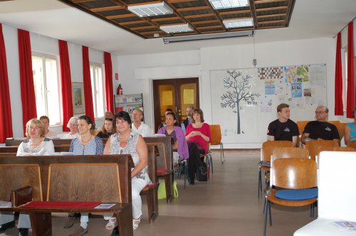 Weil die Kirche vollbesetzt war, wurde sie um den angrenzenden Gemeinderaum erweitert.