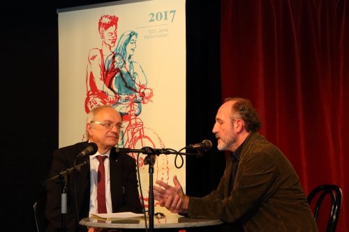 Bischof Michael Bünker im Gespräch mit Schauspieler Karl Markovics