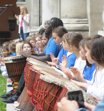 Trommlerinnen und Trommler unter Leitung von Raymond Walker unterstützten den Chor der evangelischen Volksschule Karlsplatz.