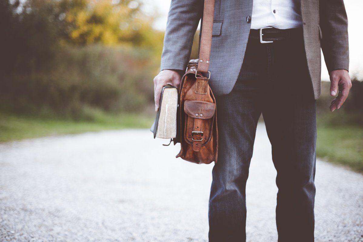 Ein Man mit einer Tasche und einem Buch