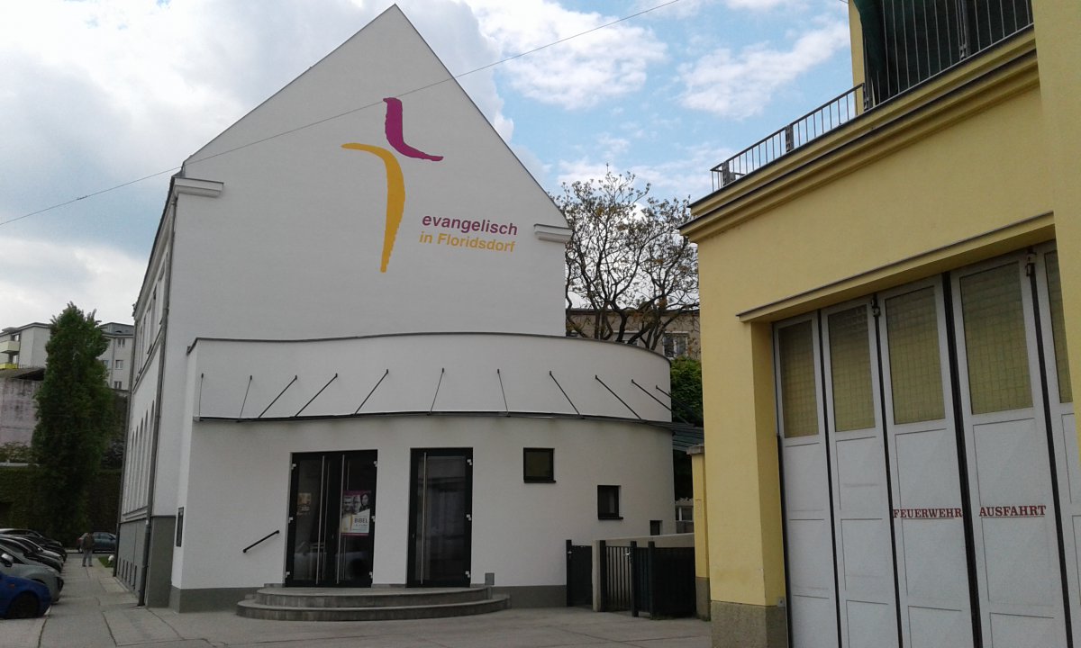 Die 10-Quadratmeter-Regelung in Gottesdiensten muss auf Grund der positiven Entwicklungen nicht weiter aufrechterhalten werden. Im Bild: die evangelische Kirche in Floridsdorf. Foto: Pfarrgemeinde Floridsdorf