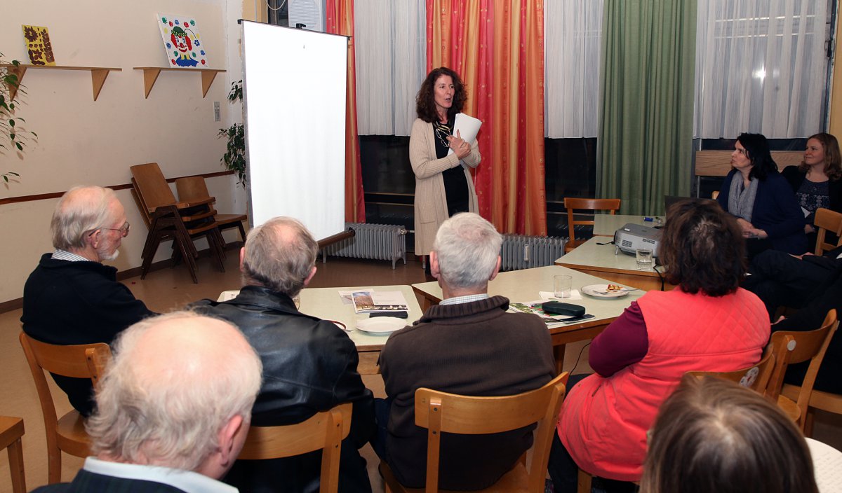 Andrea Sölkner spricht vor einer Gruppe von Menschen.