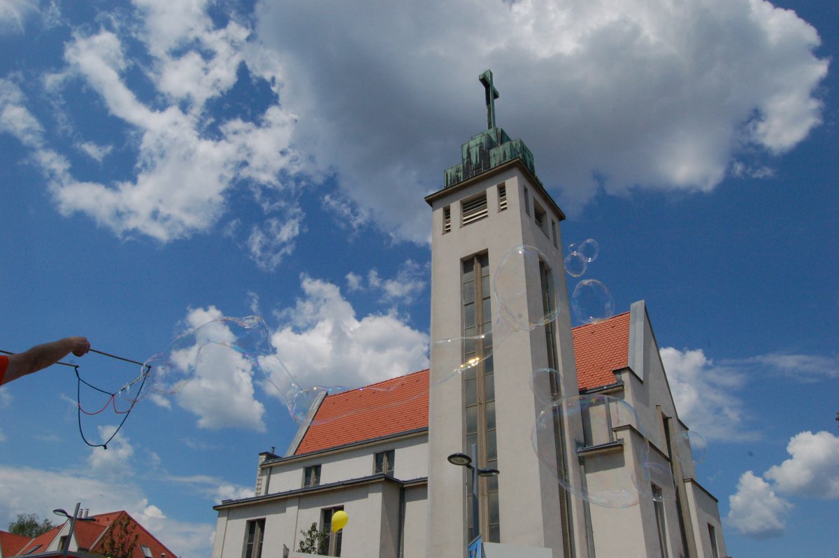 Die Liesnger Johanneskirche, davor große Seifenblasen