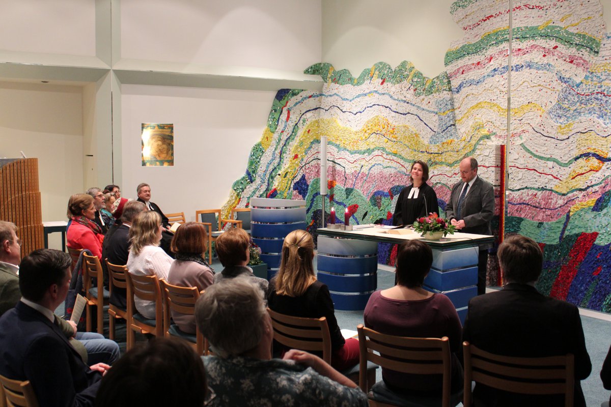 Volle Kapelle, am Altar stehen Pfarrerin Claudia Schröder im Talar, daneben Dr. Franz Josef Zessner im Anzug mit Krawatte.