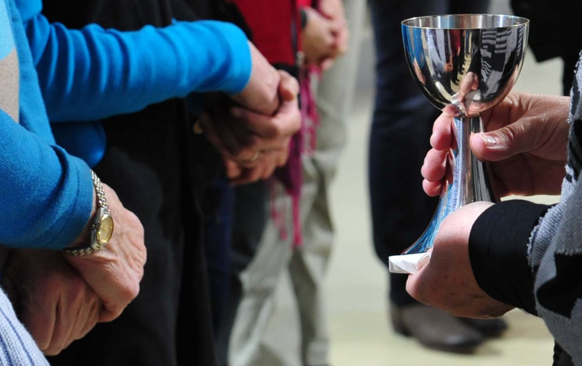Feier des Abendsmahls beim Karfreitagsgottesdienst in Linz-Dornach. Foto: epd/Uschmann