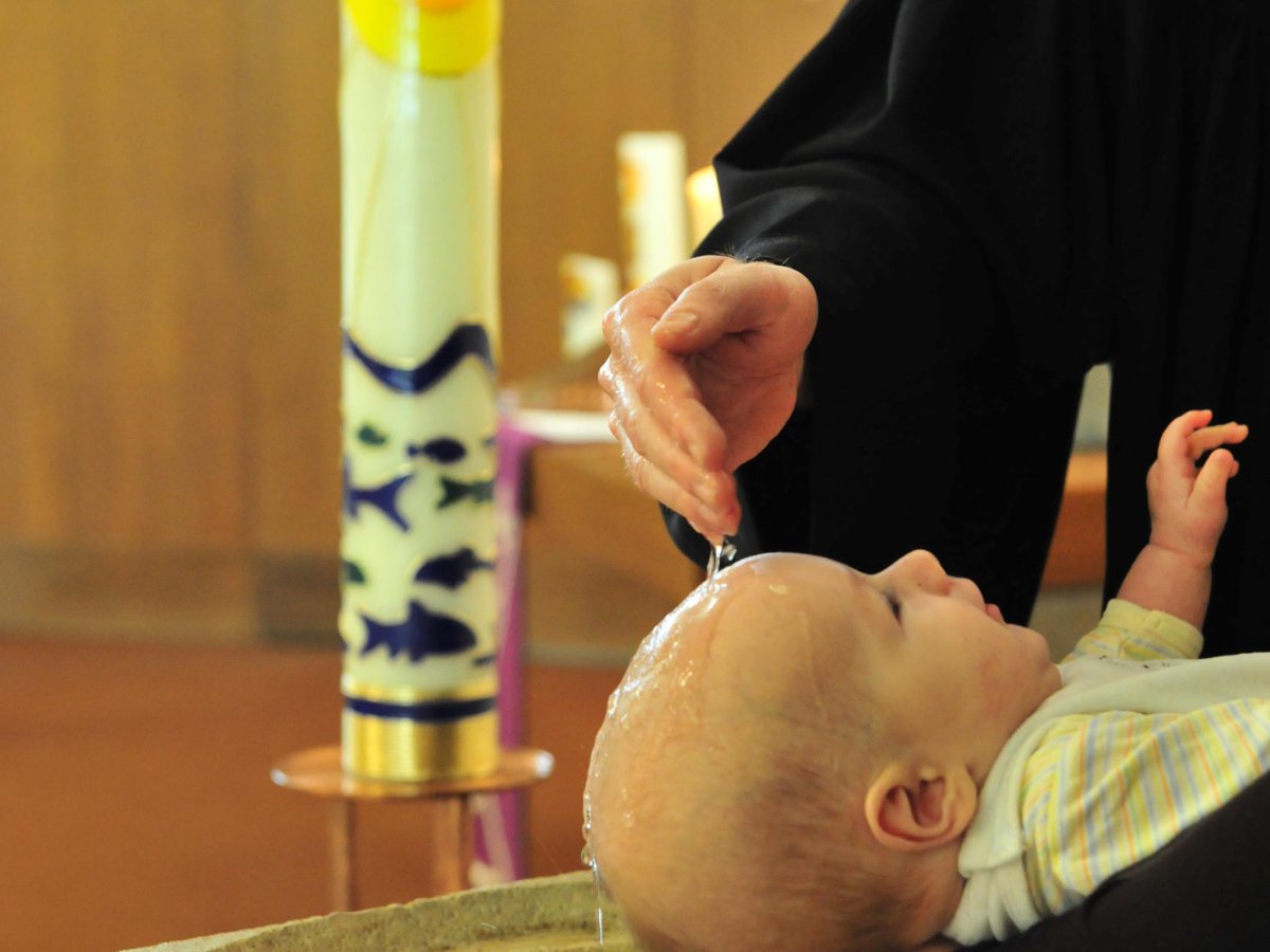Der Kopf des Täuflings wird dreimal mit Wasser übergossen.