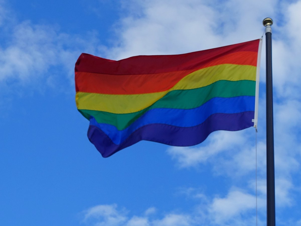 Gleichgeschlechtliche Partnerschaften werden in der Evangelischen Kirche geachtet. Foto:pixabay/skoddeheimen