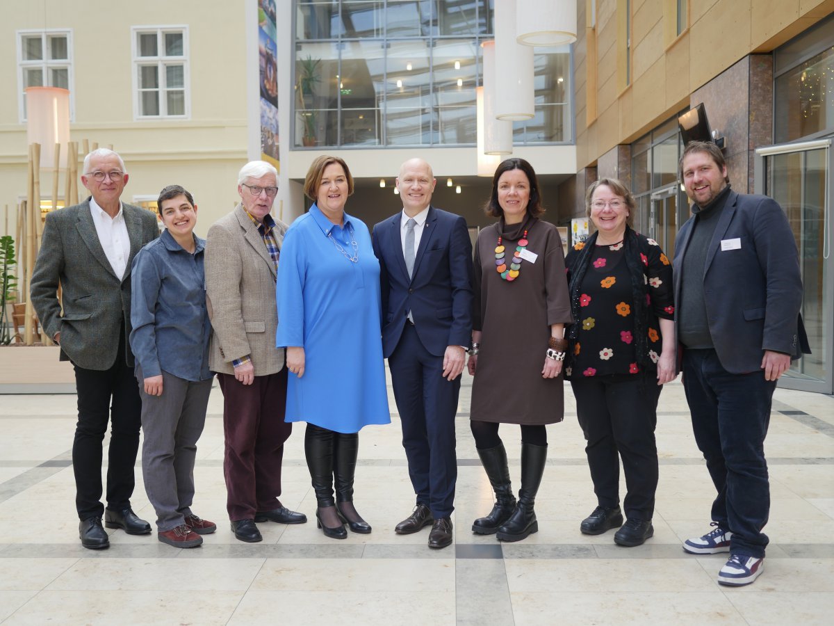 Der Superintendentialausschuss: (v.l.) Christian Kikuta, Susanne Pirkl, Michael Haberfellner, Petra Mandl, Matthias Geist, Anna Kampl, Birgit Meindl-Dröthandl und Johannes Modeß