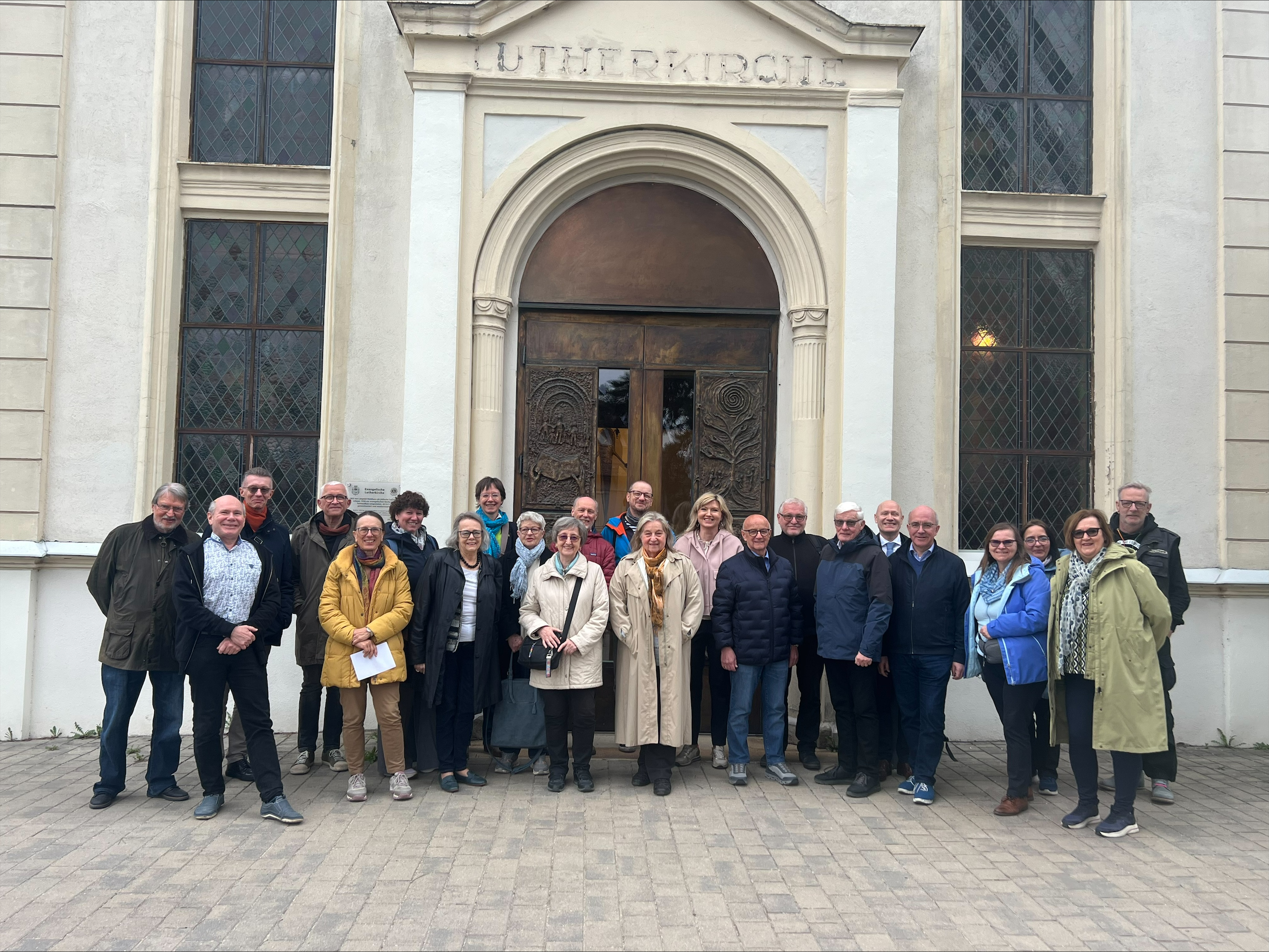 Die evangelischen Kuratorinnen und Kuratoren vor der evangelischen Lutherkirche in Stockerau. Bildnachweis: Evang. Superintendentur A.B. Wien