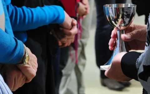 Feier des Abendsmahls beim Karfreitagsgottesdienst in Linz-Dornach. Foto: epd/Uschmann