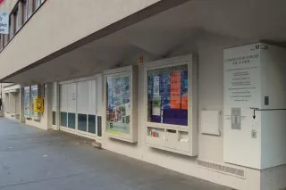 Blick auf die Schaukästen an der Hauswand.