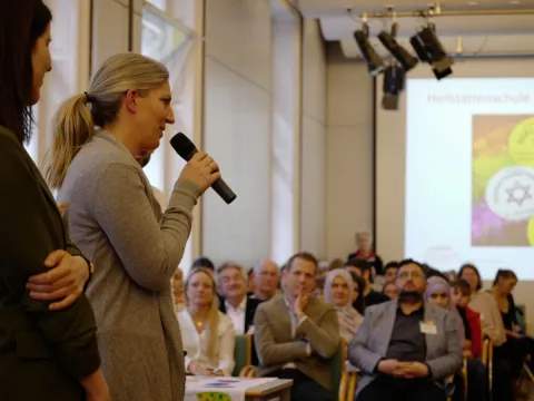 Projekt „optimis-TISCH – In eine friedliche Zukunft“