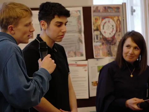 Projekt „optimis-TISCH – In eine friedliche Zukunft“