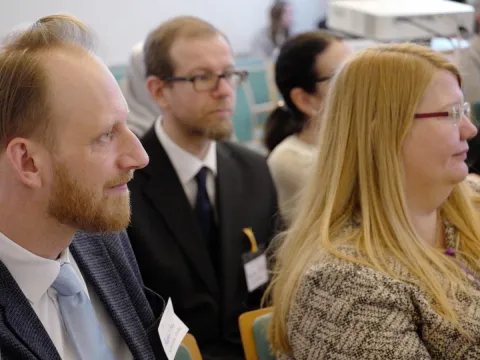 Projekt „optimis-TISCH – In eine friedliche Zukunft“