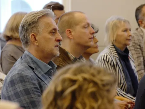 Projekt „optimis-TISCH – In eine friedliche Zukunft“