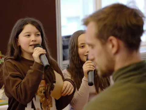 Projekt „optimis-TISCH – In eine friedliche Zukunft“