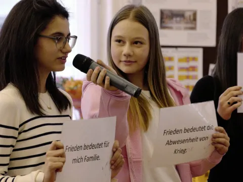 Projekt „optimis-TISCH – In eine friedliche Zukunft“