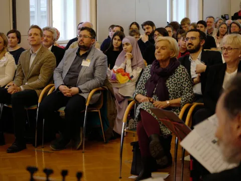 Projekt „optimis-TISCH – In eine friedliche Zukunft“