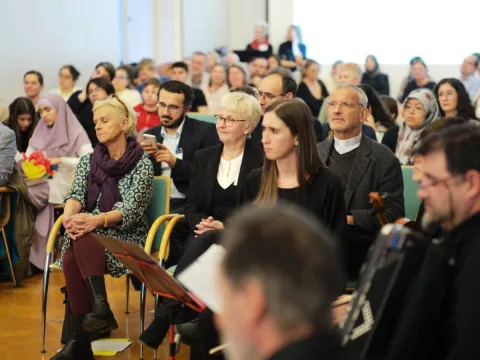 Projekt „optimis-TISCH – In eine friedliche Zukunft“