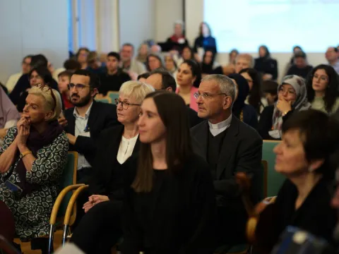 Projekt „optimis-TISCH – In eine friedliche Zukunft“