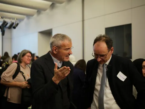 Projekt „optimis-TISCH – In eine friedliche Zukunft“