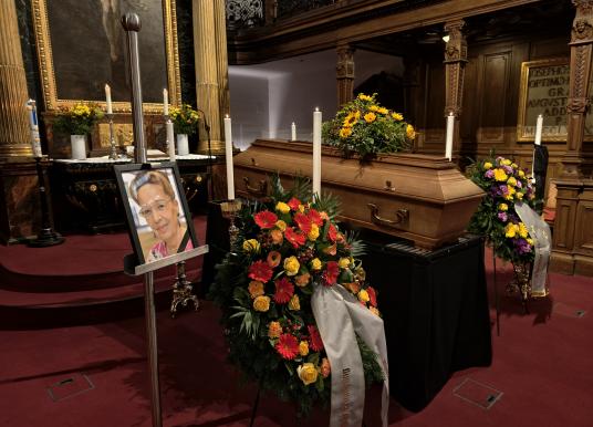 Der Sarg von Inge Troch in der Lutherischen Stadtkirche