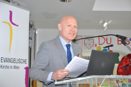 Matthias Geist informiert auf der Superintendentialversammlung die Delegierten. Foto: Evang. Kirche Wien/Gratzer 