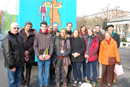 Gruppenfoto der Truck-Crew mit Michael Haberfellner (ganz links) sowie Hansjörg Lein und Inge Troch (ganz rechts)