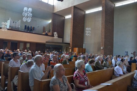 ...den Gottesdienst in der römisch-katholischen Nachbarkirche Franz von Sales.
