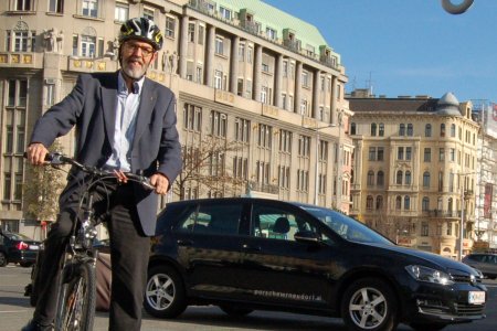Fastet mit dem Radl und den Öffis ganzjährig das Auto: Superintendent Hansjörg Lein.