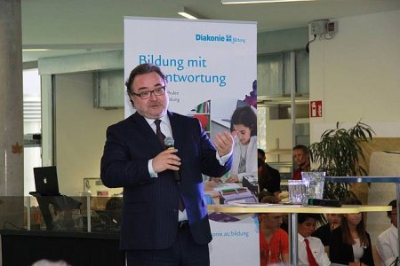 &quot;Klangvoll, weltoffen und nachhaltig&quot; soll die neue Schule in Wien-Donaustadt sein. Im Bild: Diakonie-Direktor Michael Chalupka bei der Eröffnungsfeier.
