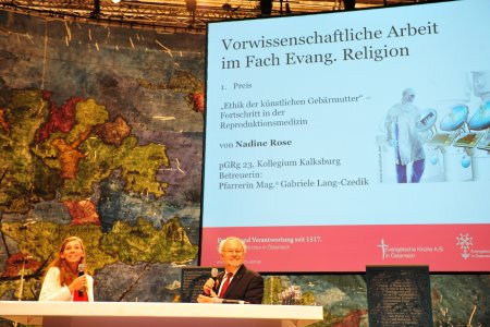 Oberkirchenrat Karl Schiefermair im Gespräch mit der erfolgreichen Maturantin Nadine Rose.
