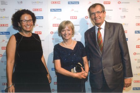 Preisträgerin Marlies Marejka (Mitte) flankiert von ihrem Ehemann und ihrer evangelischen Kollegin Ulrike Glade.