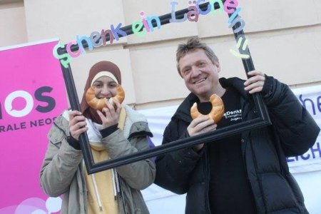 Der Evangelische Jugendreferent Sepp Fessler schenkt ein Lächeln...
