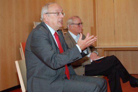 Bischof Michael Bünker (links) sprach im Kreise...
