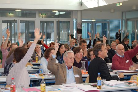 Jede Stimme zählt: Die Meinungen der Delegierten bestimmen nicht nur den Ablauf der Versammlung sondern auch die Zukunft der Diözese.
