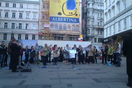 Die Bläserinnen und Bläser beziehen Stellung in Wiens Innenstadt.
