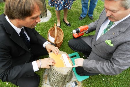 Walter Pois und Michael Wolf montieren die Info-Tafel.
