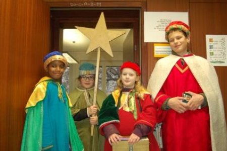 Carol, Marlene, Veronika und Johannes (v. links) kamen als Sternsinger in die Superintendentur.