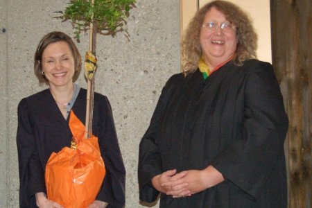 Bitte hegen und pflegen: Gabriele Menzl (rechts) übergab ein Bäumchen an Katharina Schoene