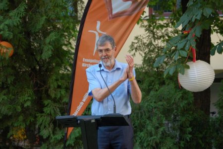 Superintendent Hansjörg Lein begrüßt die Gäste.

